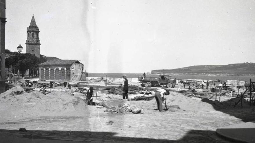 Obras de derribo de la vieja pescadería de Gijón, en 1928.