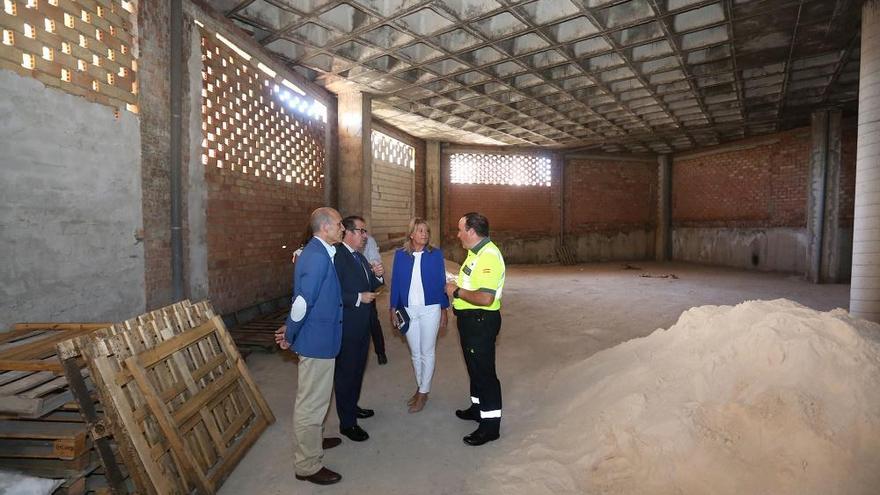 El concejal Manuel Osorio, el subdelegado del Gobierno, Miguel Briones, y la alcaldesa, Ángeles Muñoz, visitan el inmueble.