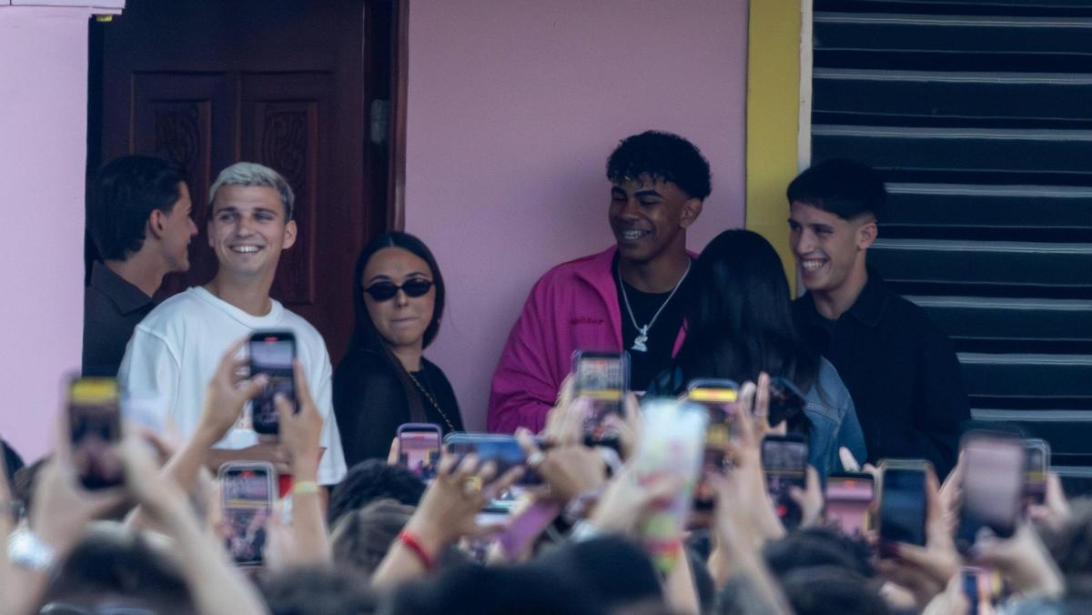 Lamine Yamal  en "La Casita" de Bad Bunny durante el primero de los dos conciertos en el estadio Lluis Companys en Barcelona