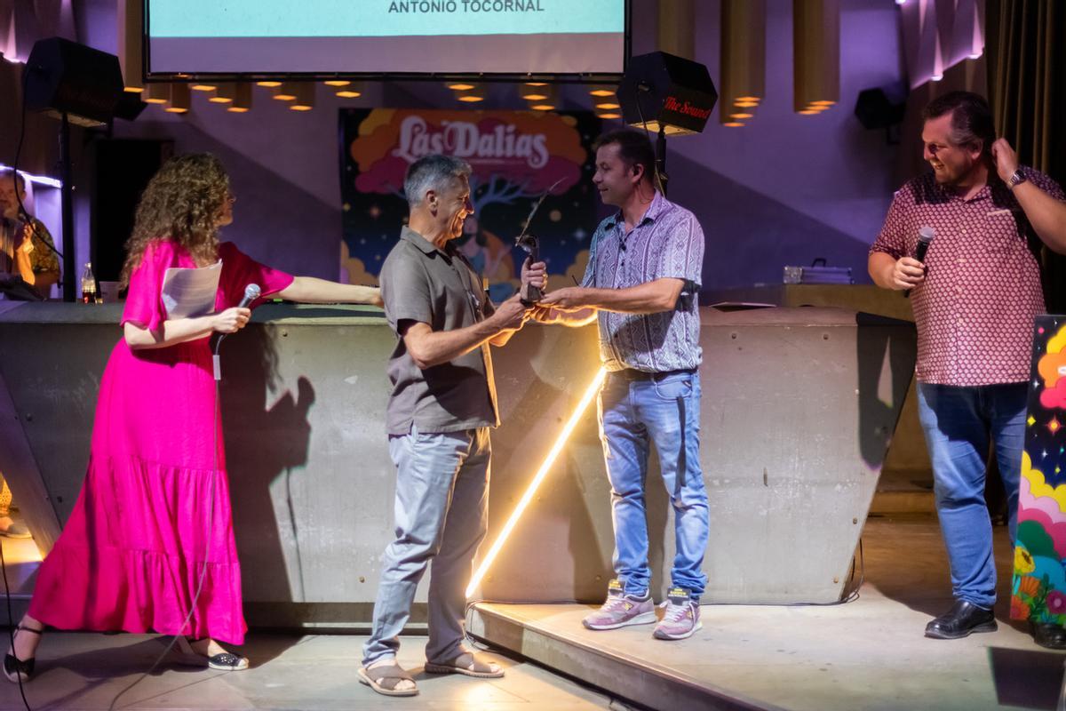 El ganador del Premio de Cuento 'Las Dalias' 2025, Antonio Tocornal, recibe el galardón.