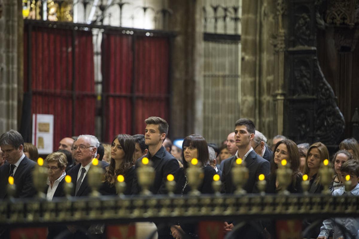 La viuda i els fills de Tito Vilanova (en primera fila) amb altres familiars de l’exentrenador del Barça, durant el funeral.