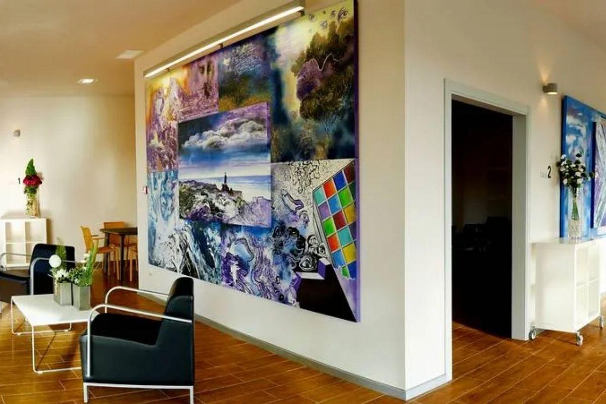 El tanatorio municipal de Dumbría, con su interior moderno.
