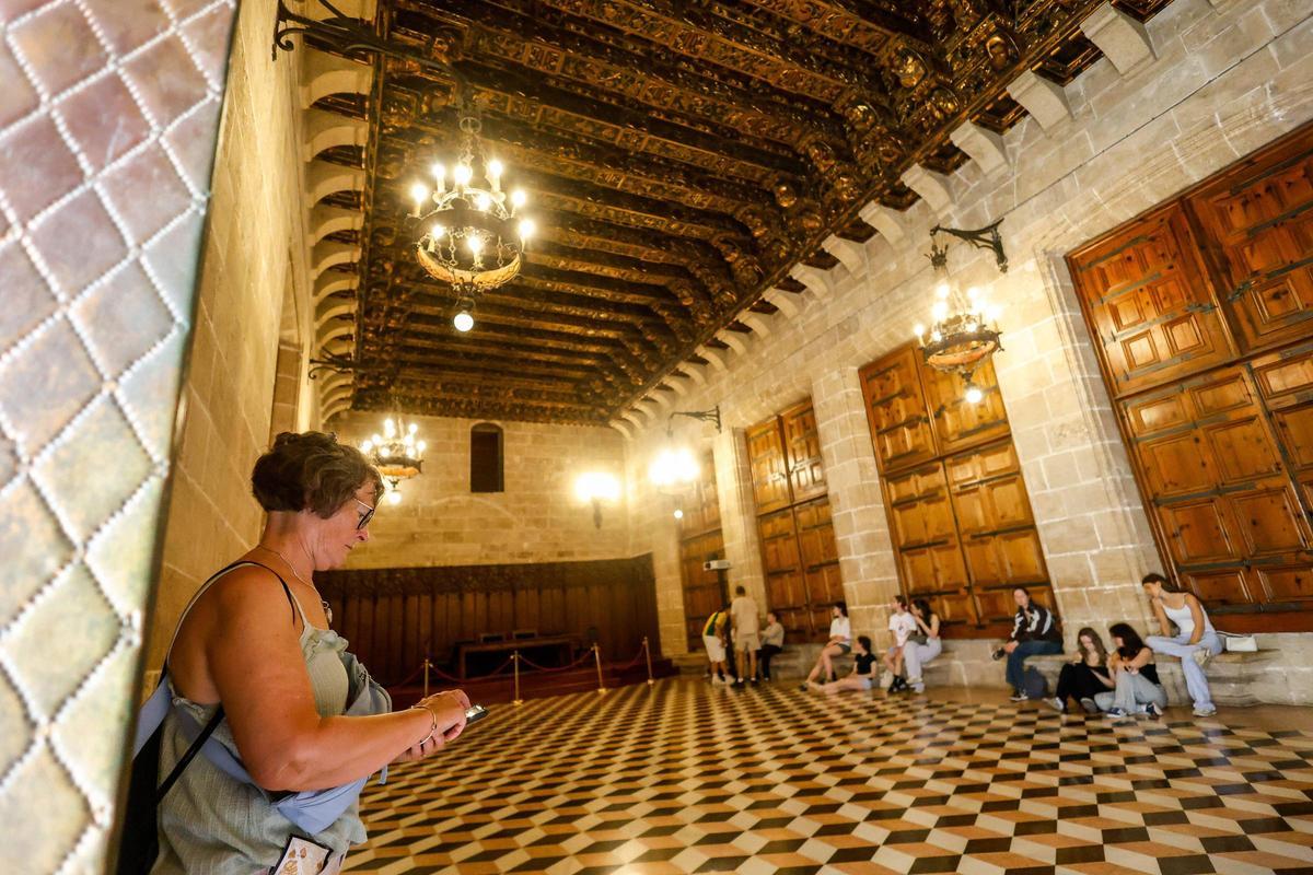 Público en el Salón del Consulado del Mar, con el techo singular
