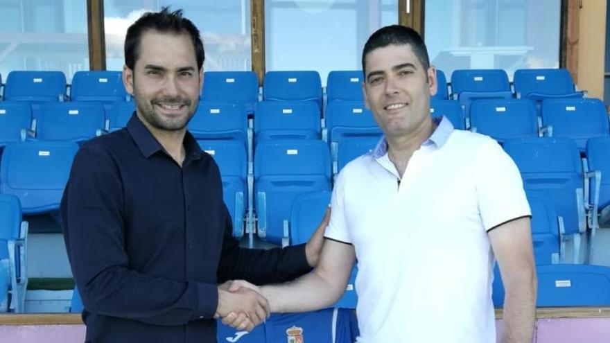 Prieto, sellando el acuerdo con el presidente del club Juan Ramón Saludes