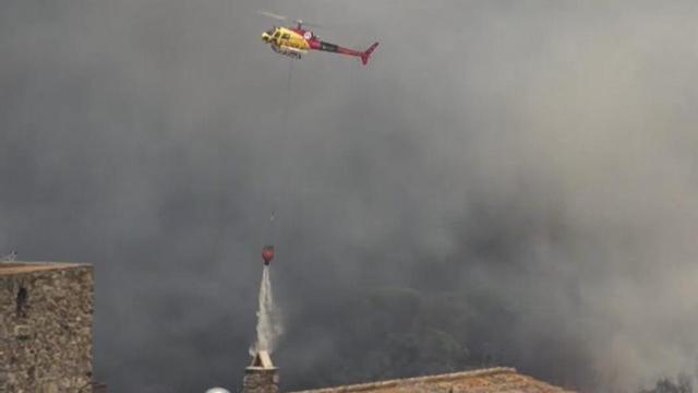 Treballs d’extinció del foc a les Gavarres.