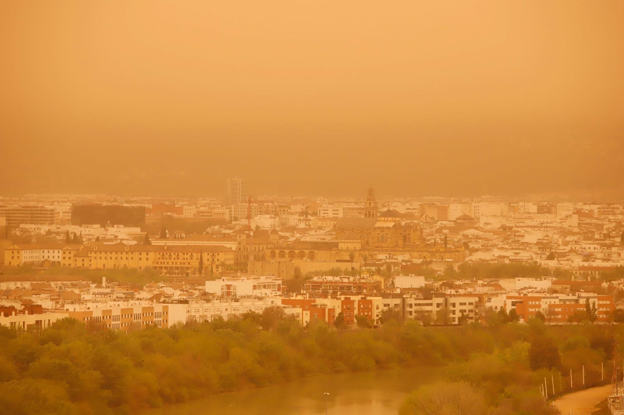 La borrasca Celia trae a Córdoba la calima con barro y cielo anaranjado