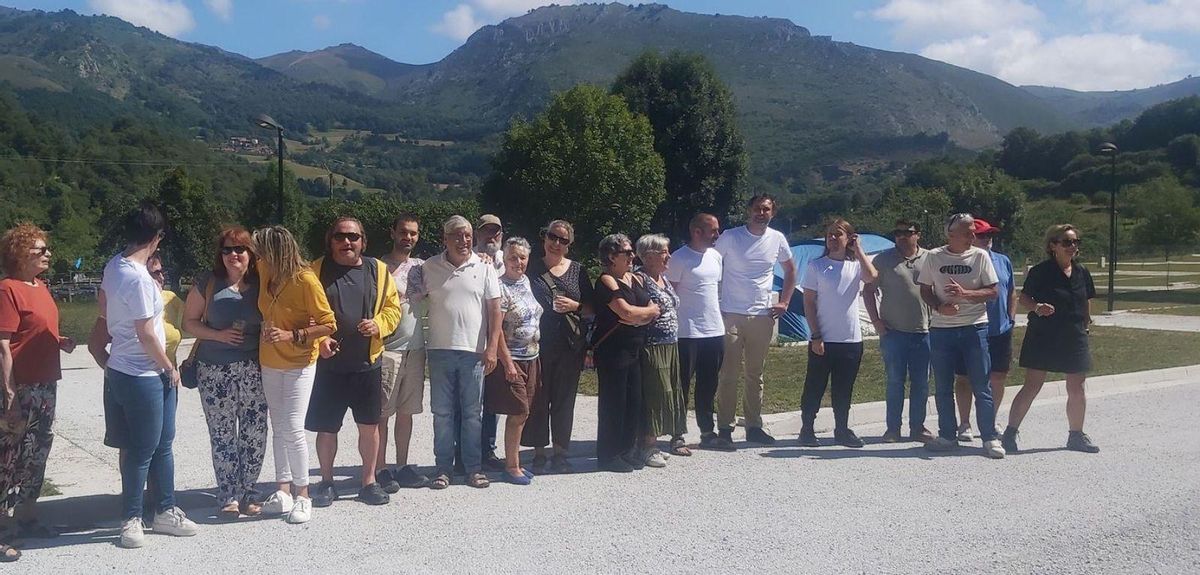 Vecinos, gestores de la instalación y el Alcalde, tercero por la derecha. | LNE