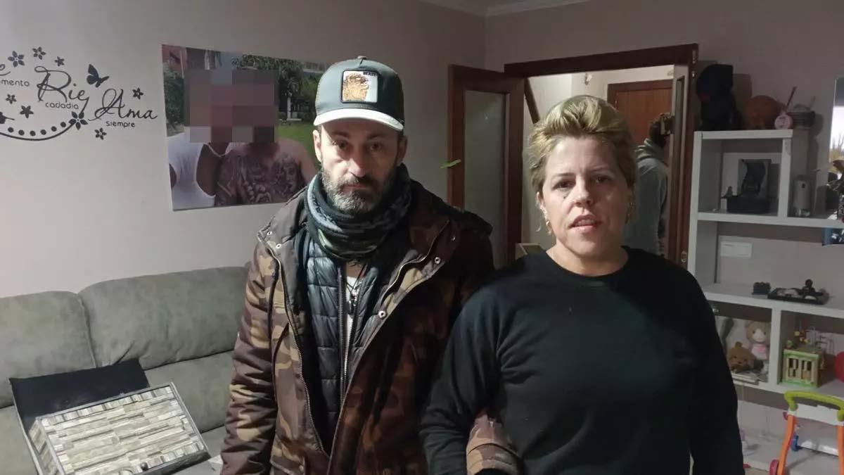Javier Jiménez y su mujer, Almudena García, el mes pasado en su piso en alquiler del IMV, en Hacienda Cabello.