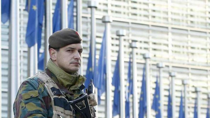 Un soldado patrulla ante la sede de la CE, en Bruselas. // Efe