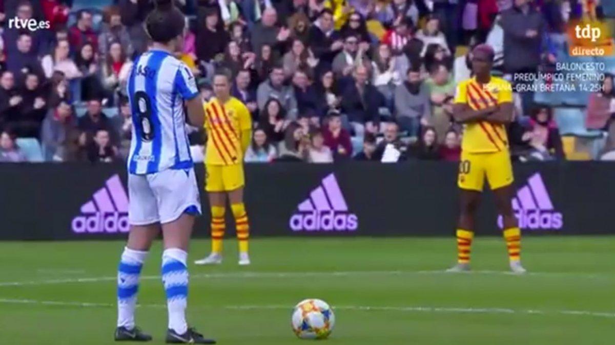 Las jugadoras de la Real Sociedad y el FC Barcelona en el plante inicial de la final de la Supercopa Femenina