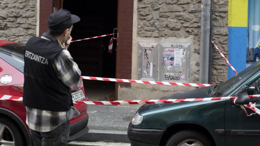 Un agent de la policia basca al lloc on ha caigut el bebè.