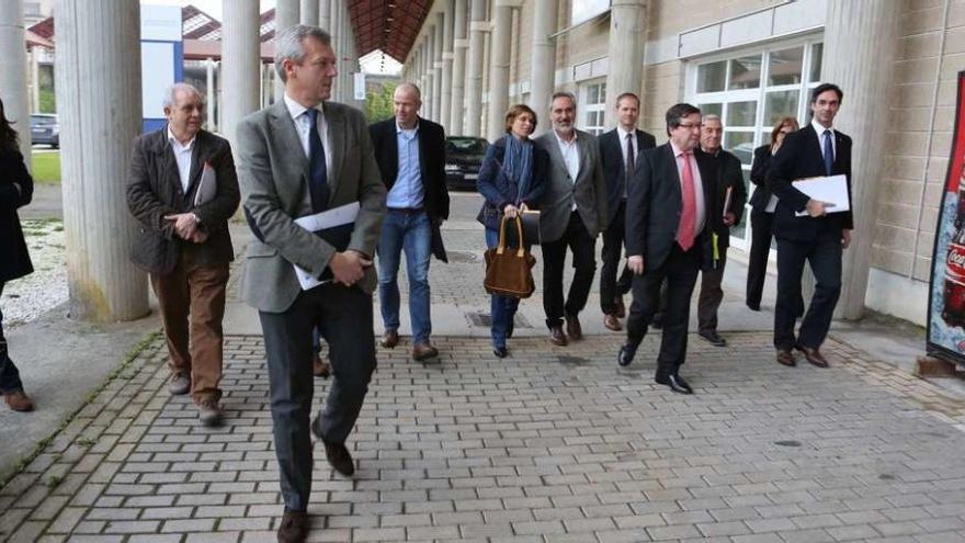 Alfonso Rueda, en primer término, y otros patronos de la fundación, ayer, a su llegada a la reunión. // Bernabé