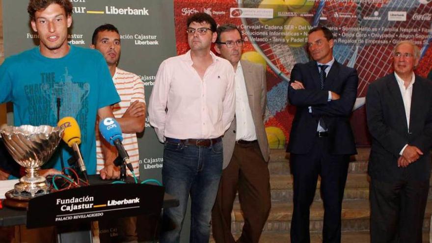 Pablo Carreño, con Montañés tras él, durante la presentación del torneo.