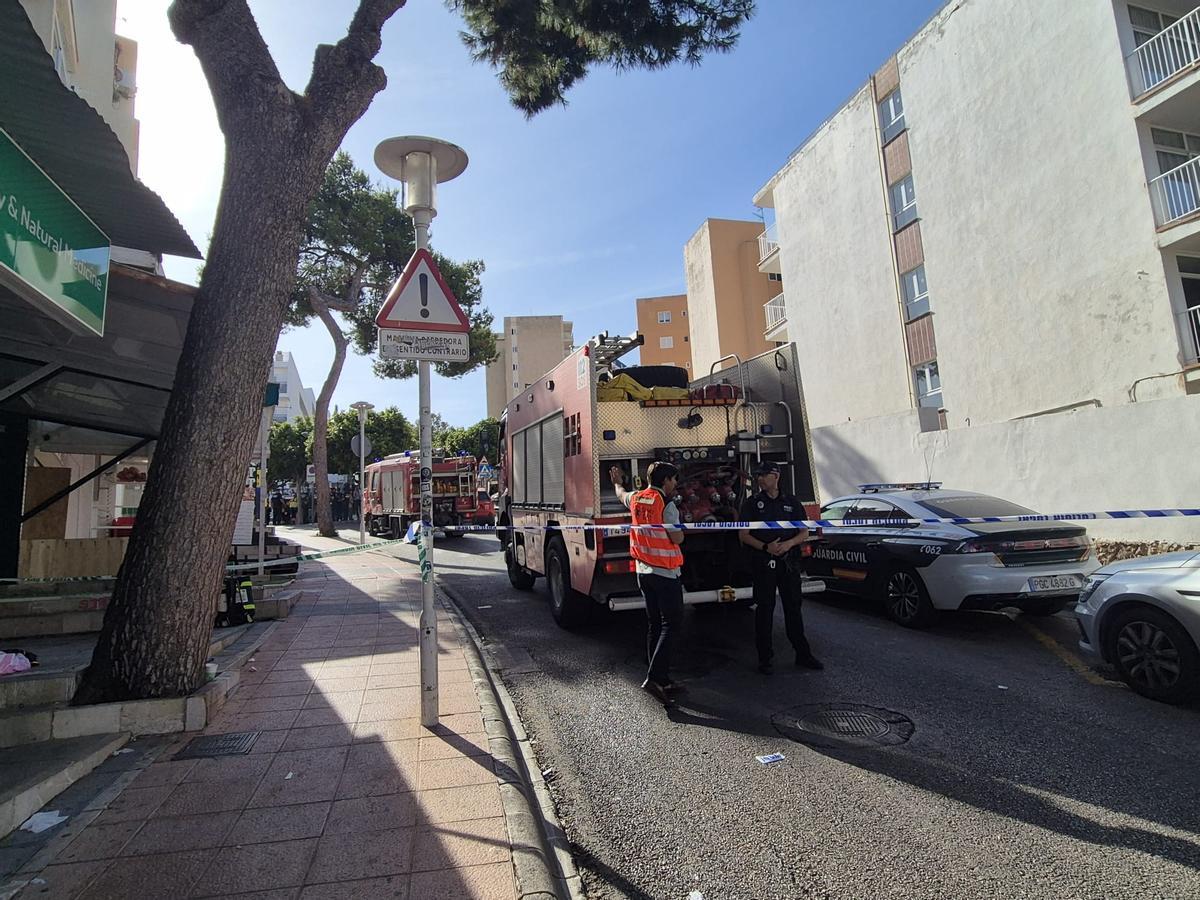 FOTOS | Mueren dos personas en un incendio en un bloque de viviendas de Magaluf FOTOS | Mueren dos personas en un incendio en un bloque de viviendas de Magaluf