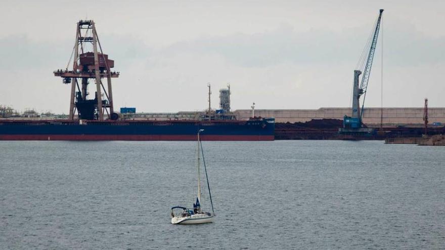 La grúa automóvil en Ebhisa, a la derecha, con un pórtico trabajando en un barco a la izquierda.