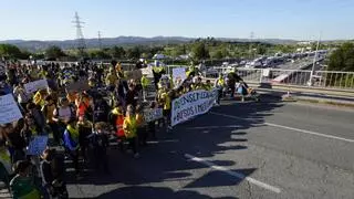 Familias de un colegio junto a la AP-7 protestan por un transporte escolar digno
