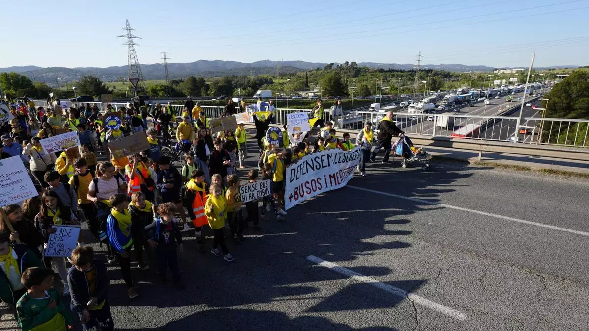 Familias de un colegio junto a la AP-7 protestan por un transporte escolar digno