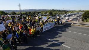 Una manifestación matinal colapsa los accesos a la Escoleta de Bellaterra, un centro público aislado por autopistas, vías de tren y la UAB. Las familias temen quedarse sin servicio durante años Familiares y alumnos de la Escola Bellaterra, ‘La Escoleta’, han protestado para reclamar transporte escolar. Han ido desde Cerdanyola hasta la escuela en Bellaterra, cruzando la AP7 y la UAB