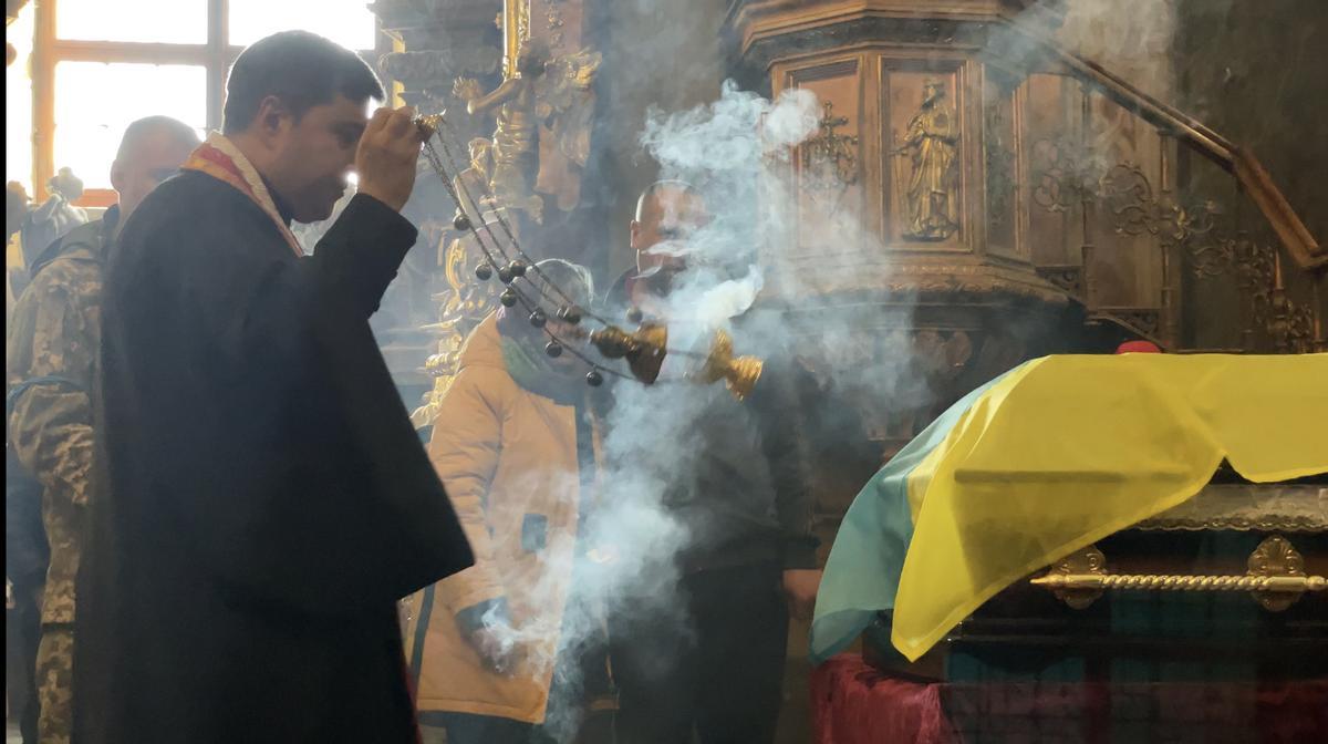 El capellán militar Roman Mentukh, durante el funeral del soldado Volodímir en la Iglesia de la Guarnición de los Santos Apóstoles Pedro y Pablo de Lviv.