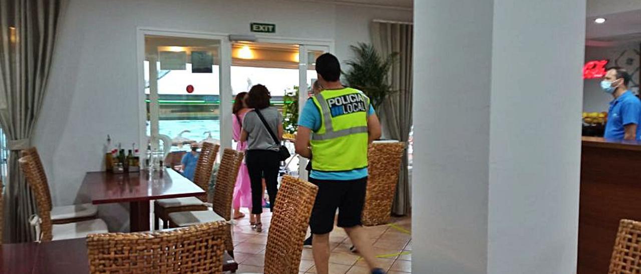 Agentes de la Policía Local, durante una inspección.