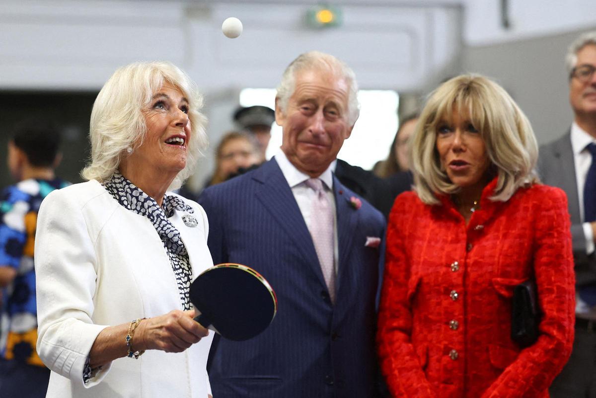 Camila juega al ping pong en su viaje oficial a Francia