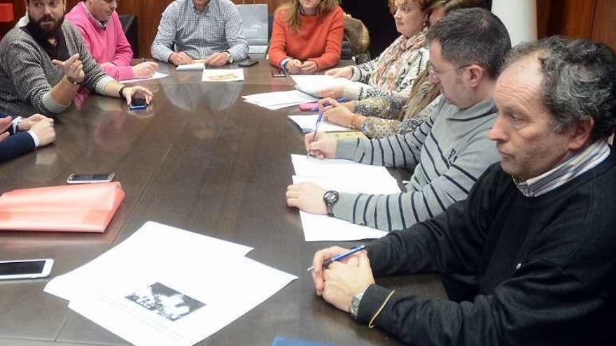 Los vecinos de Mourente se reunieron con la oposición local. // R.V.