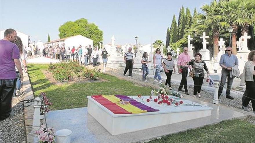 Homenaje en la fosa común el 14 de abril