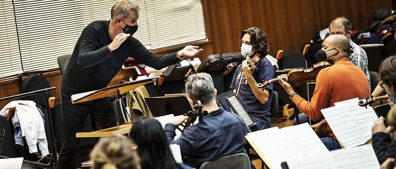 Alexander Liebreich da instrucciones a la Orquestra de València en su primer ensayo como titular celebrado ayer. | PALAU DE LA MÚSICA