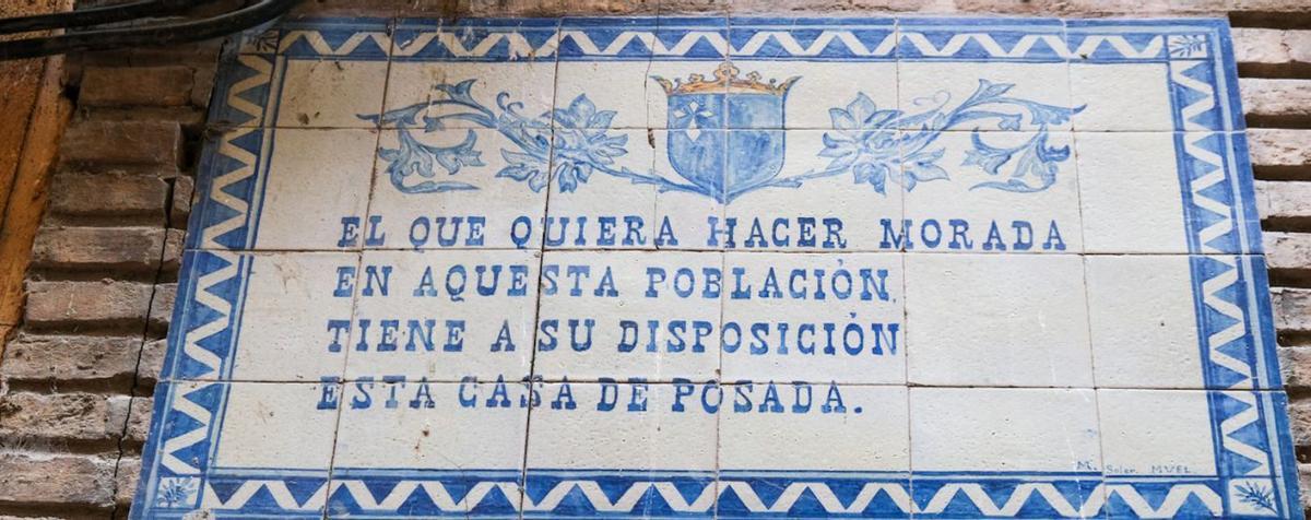 Antigua inscripción en la entrada de la Posada de las Almas.  | FOTOS: MARÍA MUÑOZ