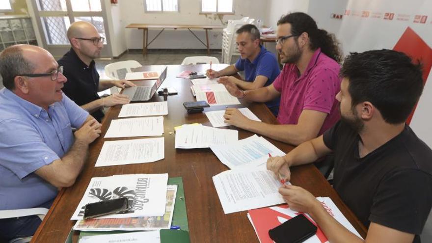 Una de las reuniones mantenidas ayer, para cerrar el acuerdo programático.