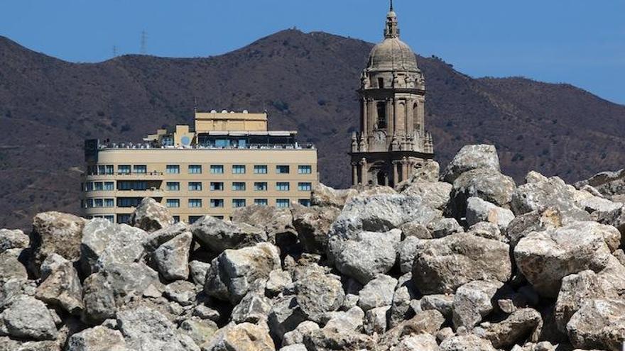 El Málaga Palacio y la Catedral sepultados por las rocas