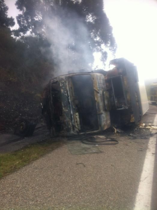 Accidente de un camión en la A-8 a la altura de Villaviciosa