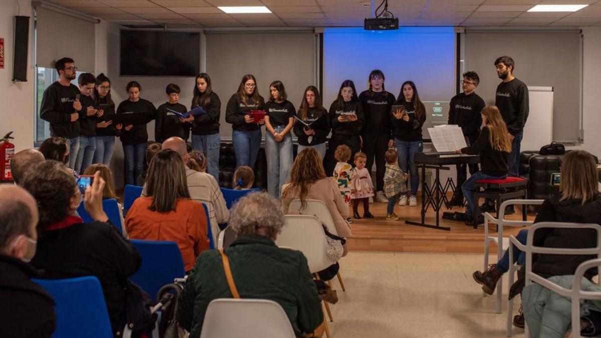 Actuación del coro Cantabile, durante el acto conmemorativo del Día mundial del niño prematuro, ayer, el Hospital Teresa Herrera (Chuac). |   // CASTELEIRO/ROLLER AGENCIA