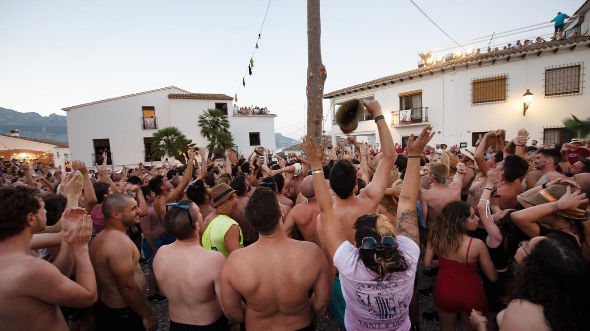 Varias personas danzan alrededor del Arbret de Sant Joan.