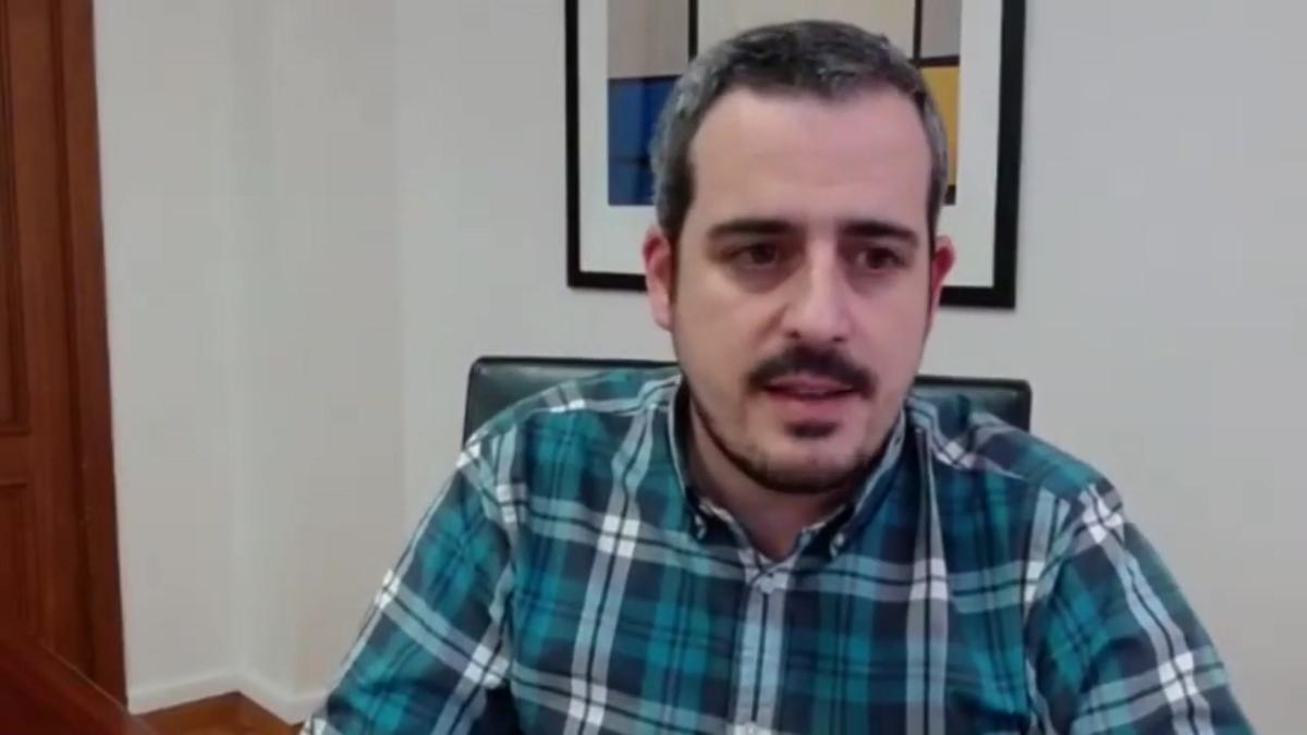 El alcalde de Esparreguera, Eduard Rivas, habla del brote de covid que ha afectado a 20 usuarios vacunados de una residencia.