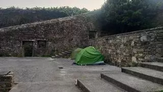 Acampada de turistas en el Parque de Belvís: arrecia la polémica por el comportamiento de algunos peregrinos