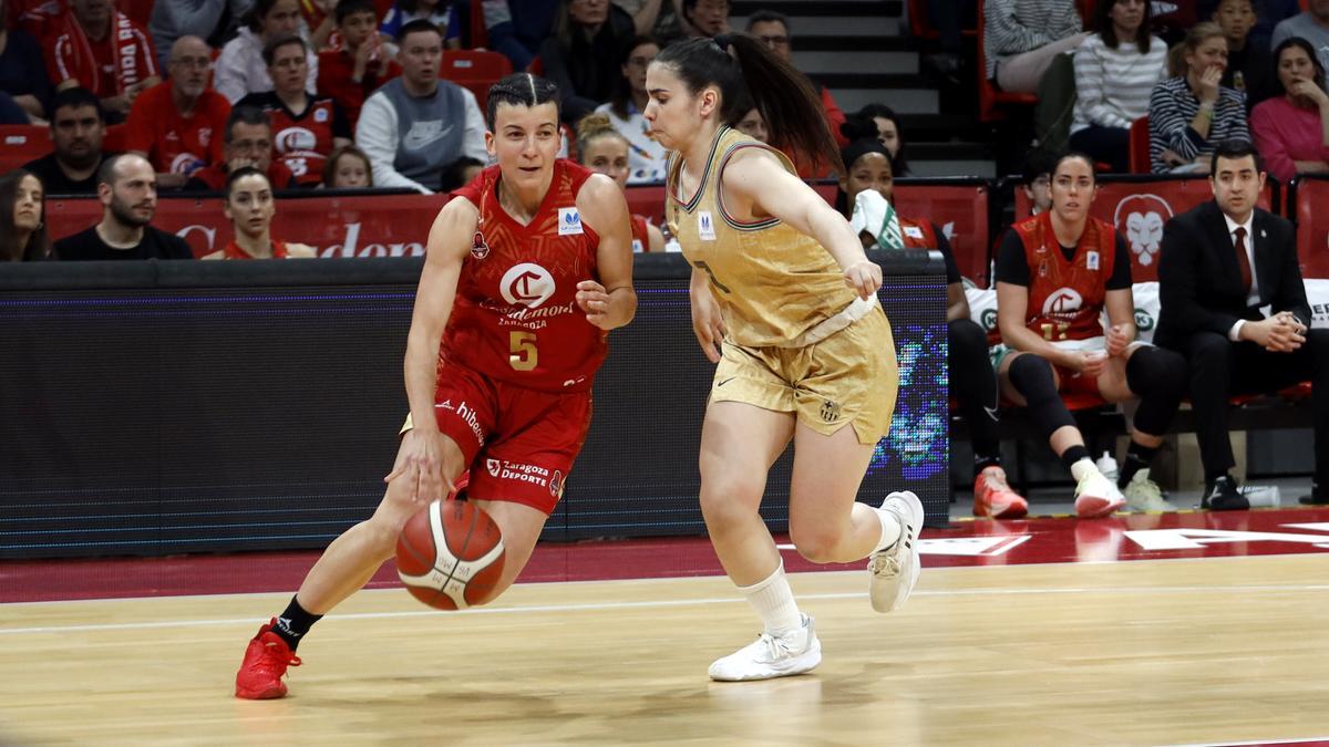 Carmen Grande avanza con el balón durante el partido de este domingo.