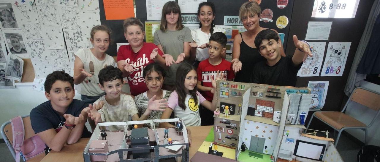 Els alumnes de l’escola La
 Draga amb les maquetes
 del casal integrador.  MARC MARTÍ