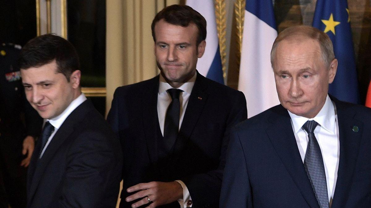 París, 09/12/2019.- El presidente ucraniano, Volodymyr Zelensky; el presidente francés, Emmanuel Macron; y el presidente ruso, Vladímir Putin; toman asiento durante una reunión celebrada en el Palacio del Elíseo,