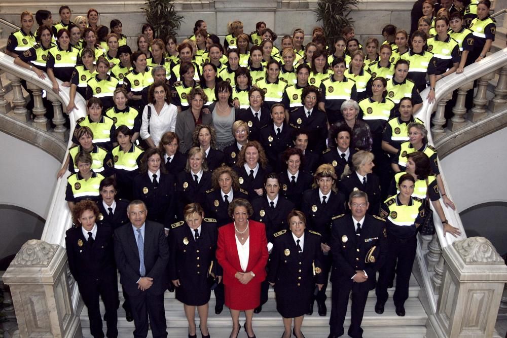 Homenaje de la alcaldesa Rita Barberá a las mujeres de la Policía Local de Valencia, en el 25 aniversario de la incorporación de la primera mujer al cuerpo, en el año 2006.