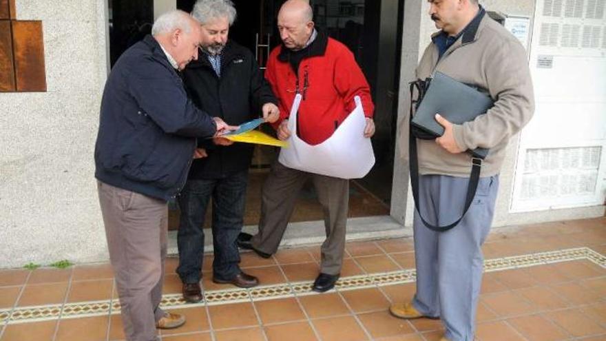 Vecinos de Mourente aguardan a una reunión con directivos de Acuanorte.  // Rafa Vázquez