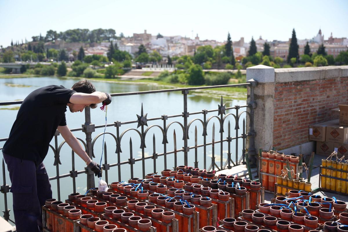 Todo listo en el puente de Palmas de Badajoz para los fuegos de esta noche