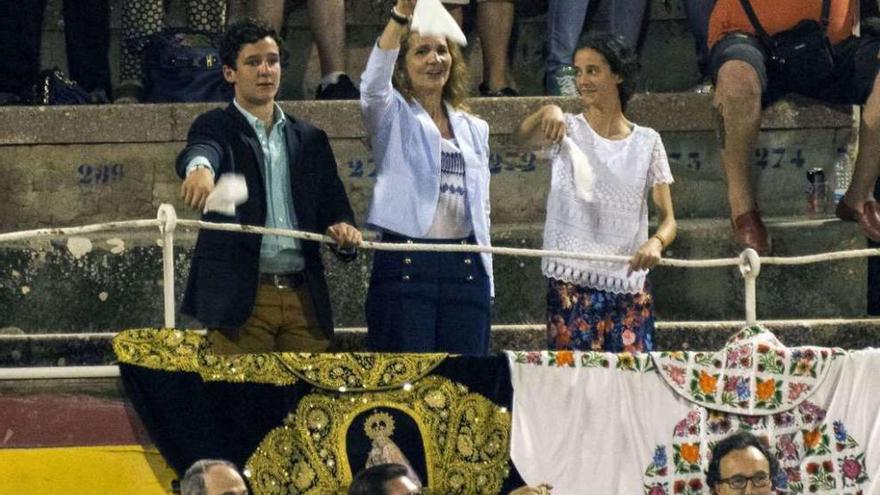 La infanta Elena con sus hijos Froilán y Victoria en la corrida de toros en Palma.