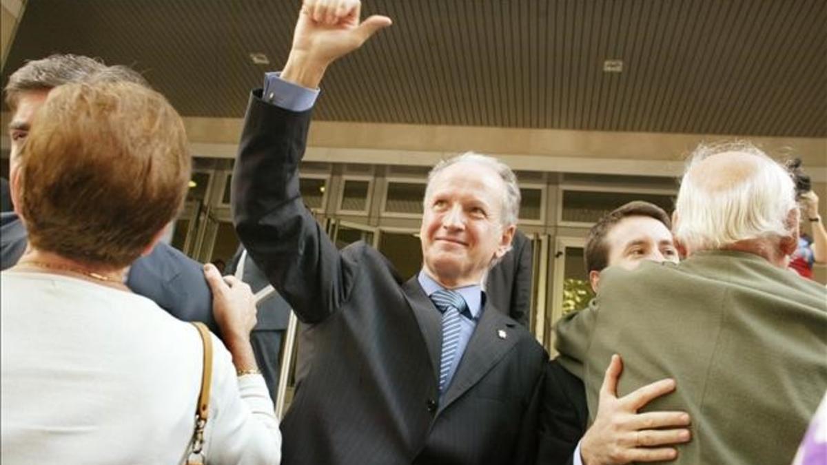 Juan María Atutxa saluda a los simpatizantes reunidos frente a los juzgados de Bilbao en la primera sesión del juicio por desobediencia, el 26 de octubre del 2005.