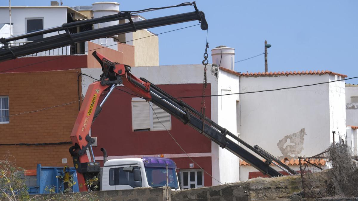 Grúa que cayó encima del fallecido, este viernes, en una vivienda en obras de Telde