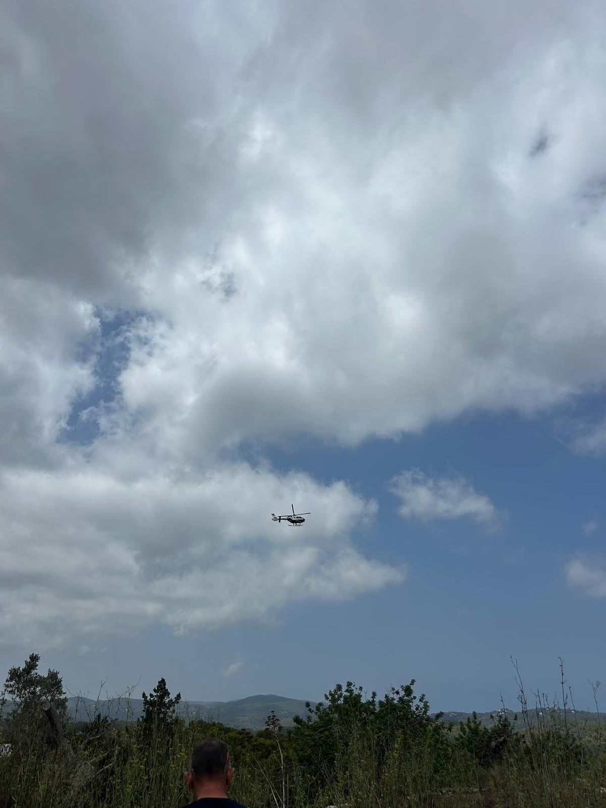 Un helicóptero de la Guardia Civil participa en las labores de búsqueda.