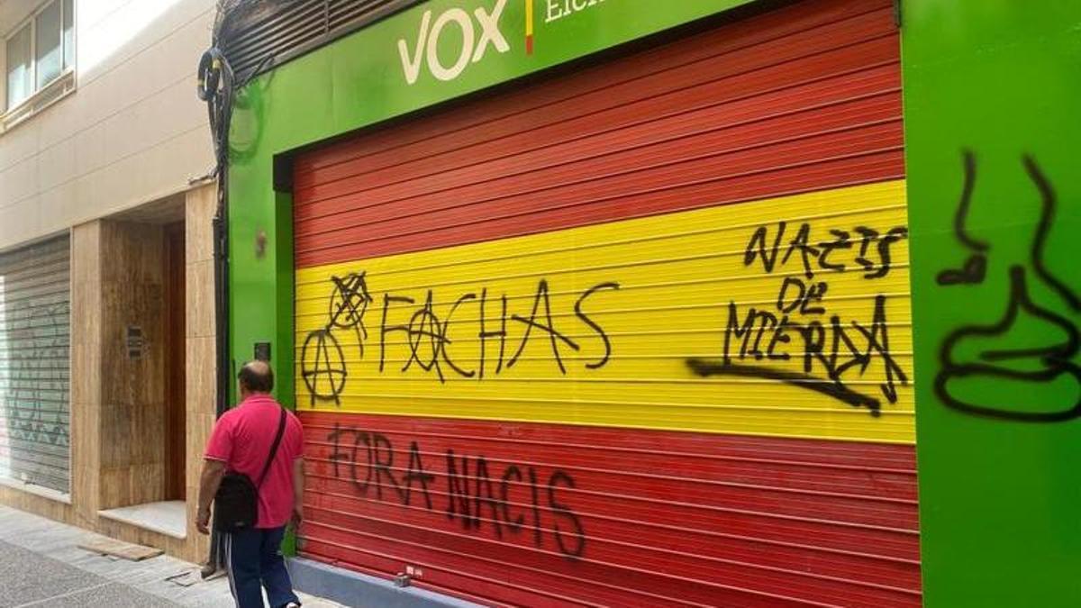 La sede de Vox en Elche amanece con pintadas: "fachas" y "nazis de mierda"