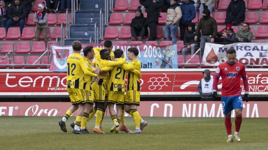 Los jugadores del Vetusta celebran uno de sus goles logrados ayer en Los Pajaritos.  |