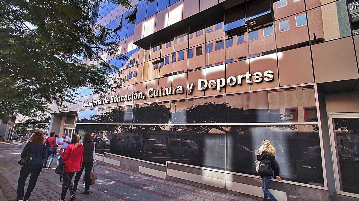 Edificio que ocupa la Consejería de Educación del Gobierno canario en la avenida Tres de Mayo. | | MARÍA PISACA