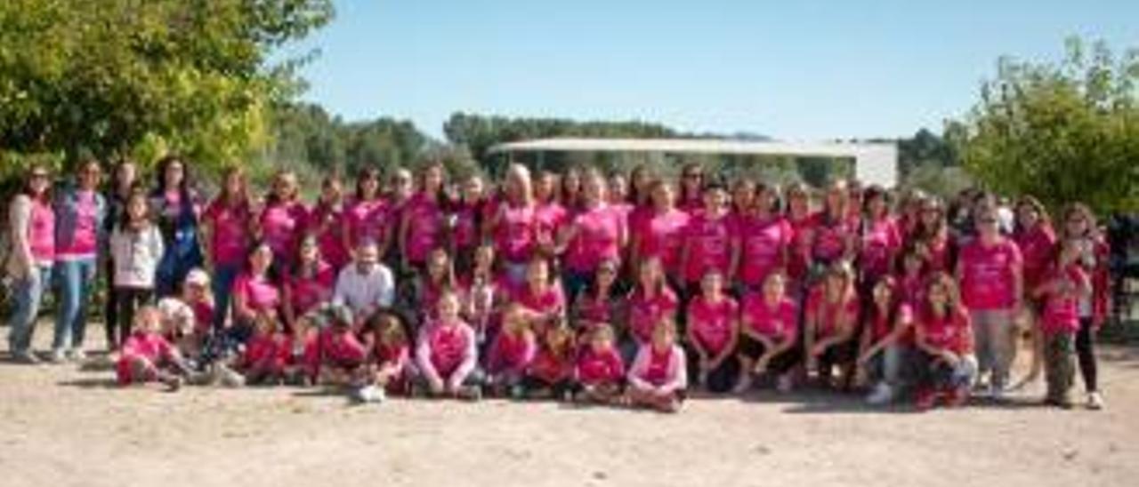 El grupo de mujeres cazadoras que ayer se dieron cita en este encuentro celebrado en un campo de tiro de Cocentaina.